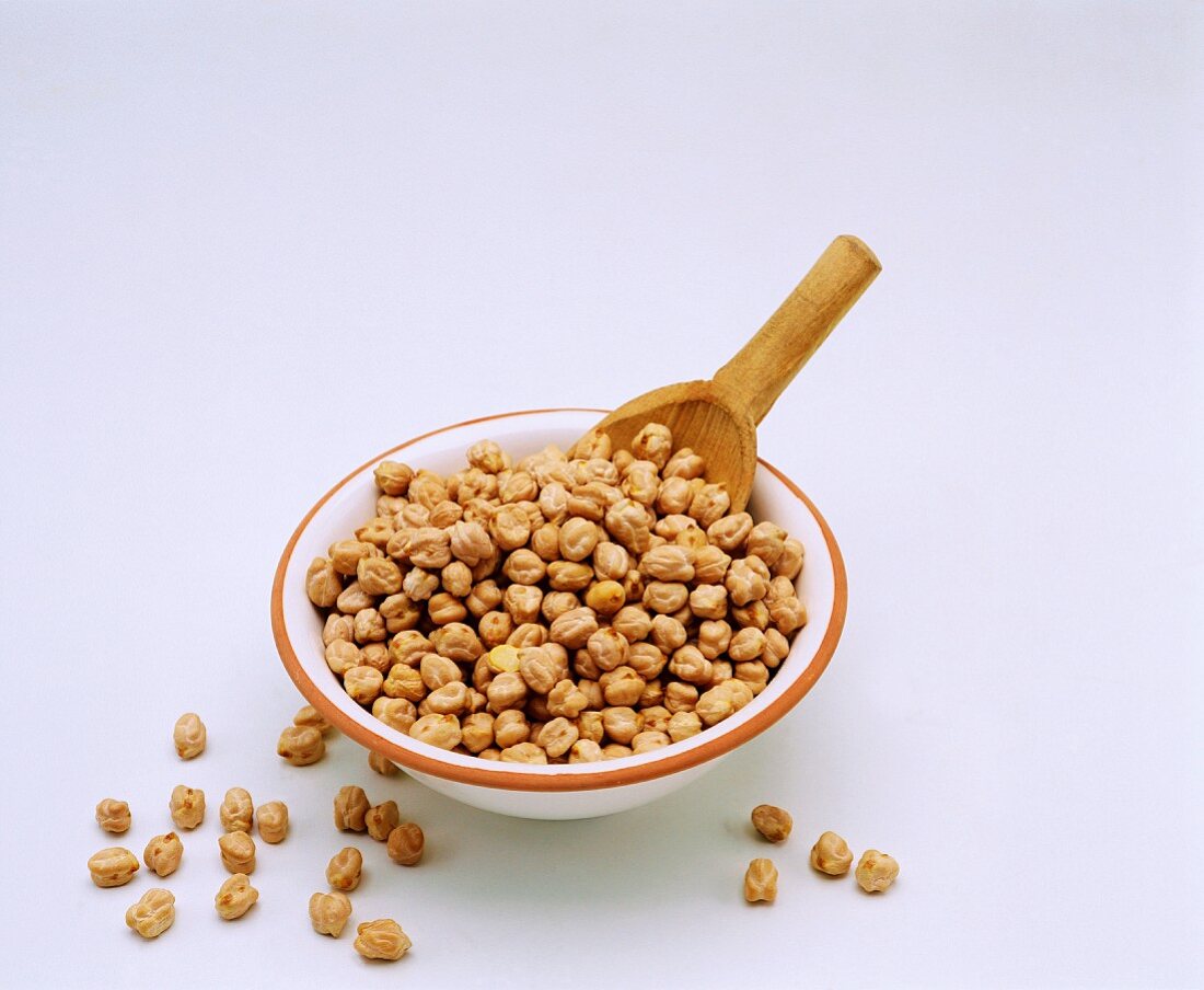 Dried chickpeas in a bowl (loose)