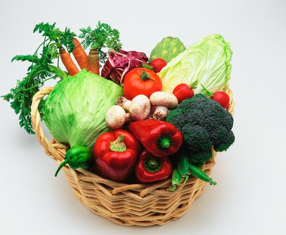 Verschiedene Gemüsesorten in einem Korb