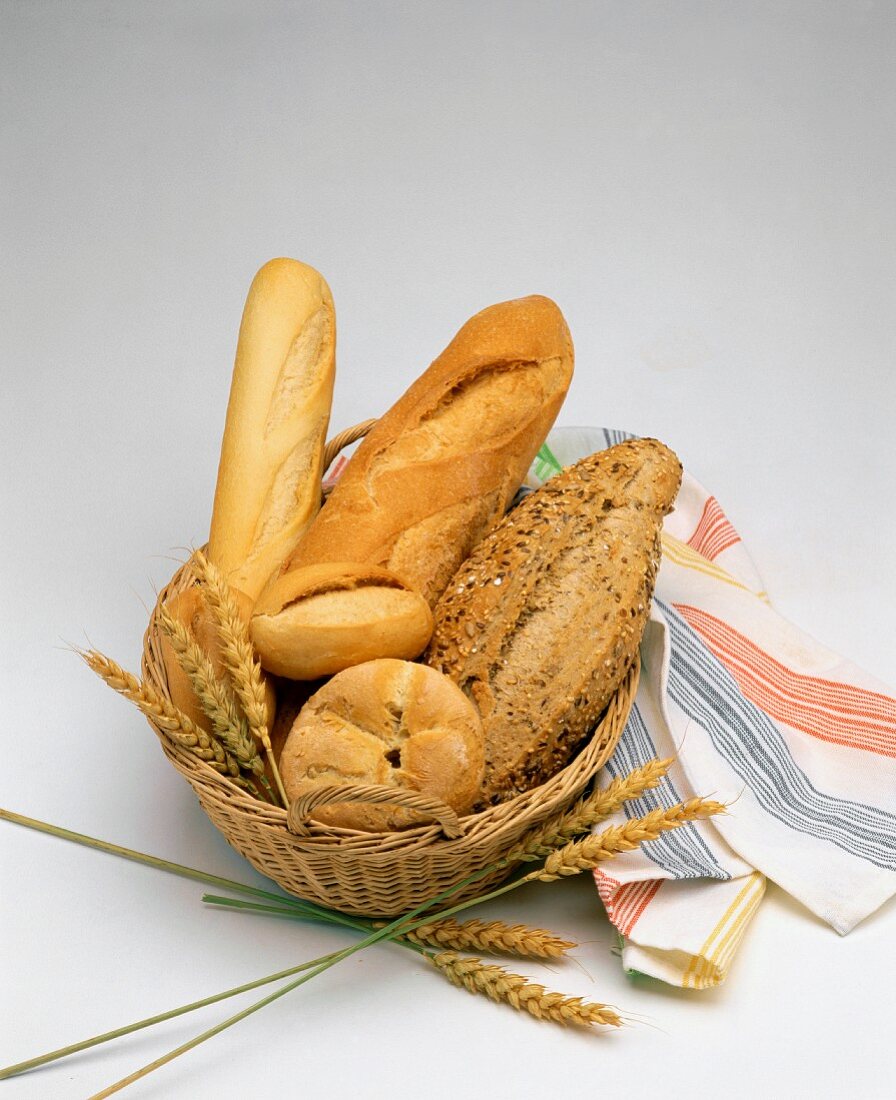 Ein Brotkorb mit Semmeln und Weißbrot