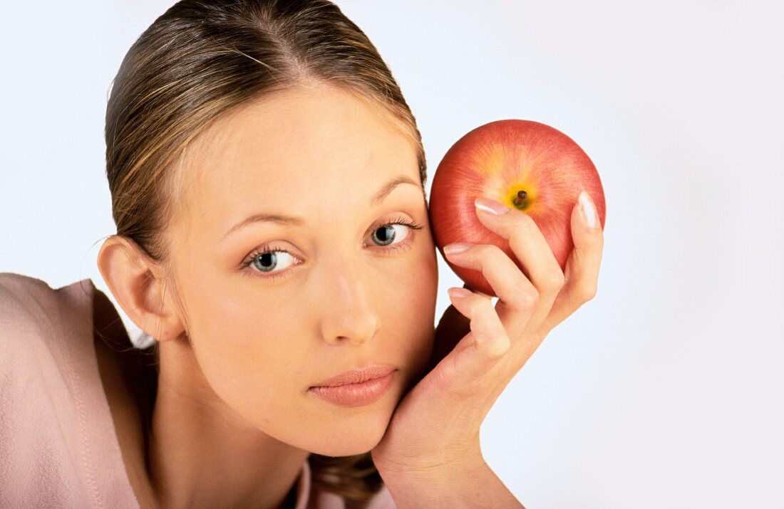 Frau mit einem Apfel