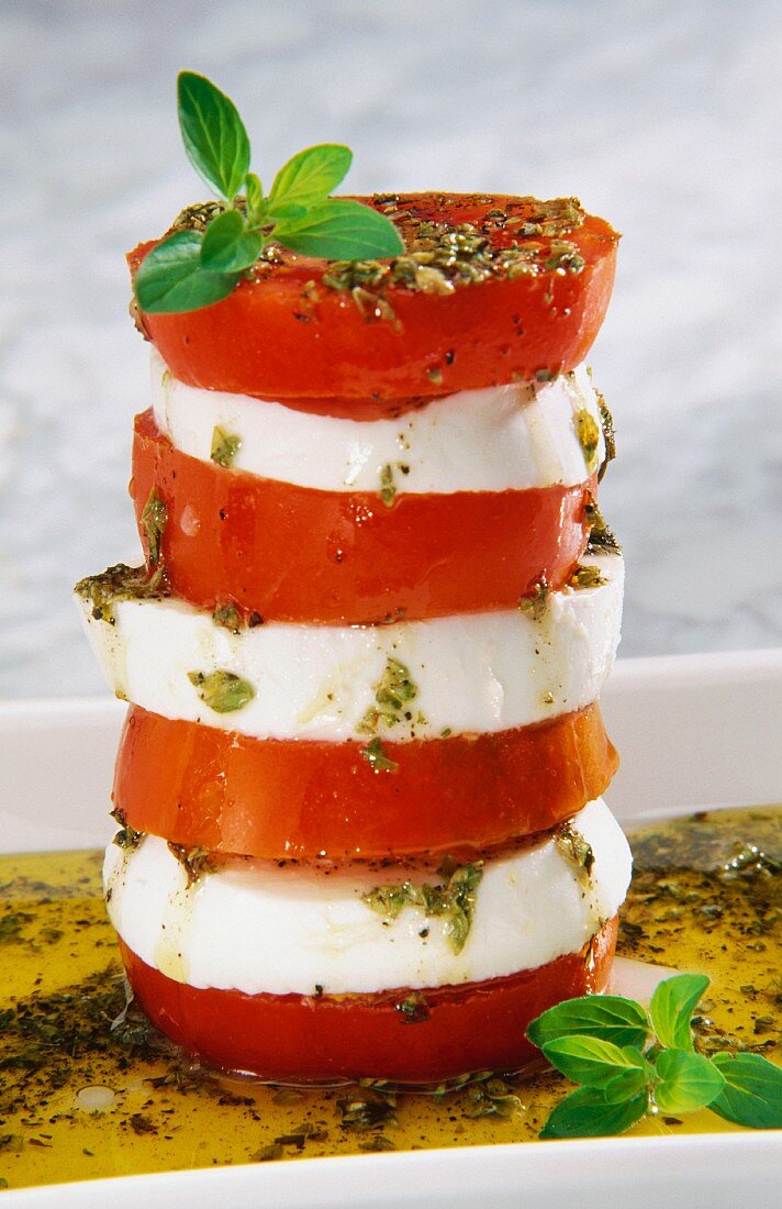 Tomaten-Mozzarella-Turm mit Basilikum und Pesto