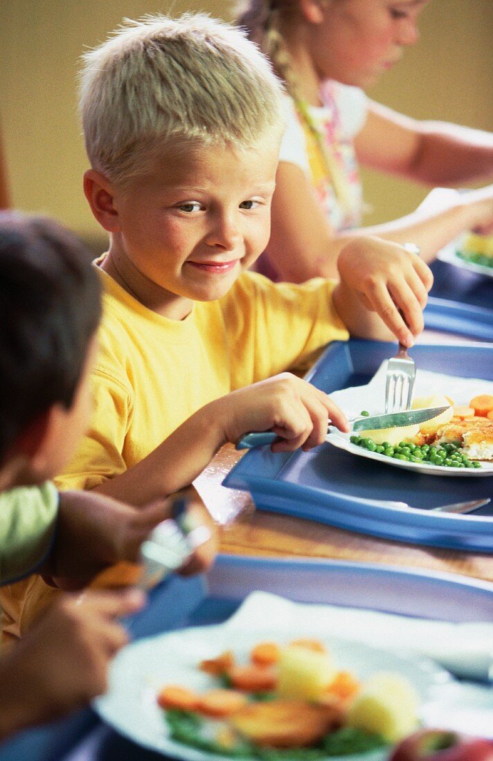 kinder beim Essen von Gemüse