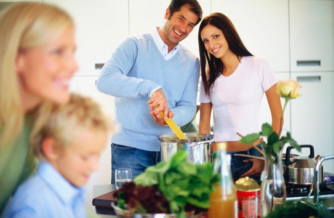 Vater und Tochter beim Spaghetti kochen