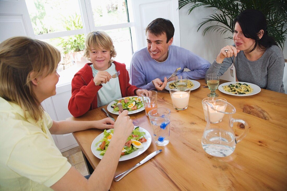 Menschen beim Mittagessen