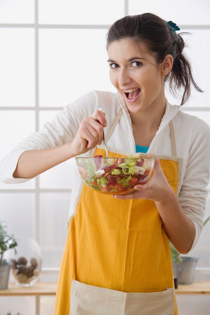 Frau mit einer Schüssel Salat