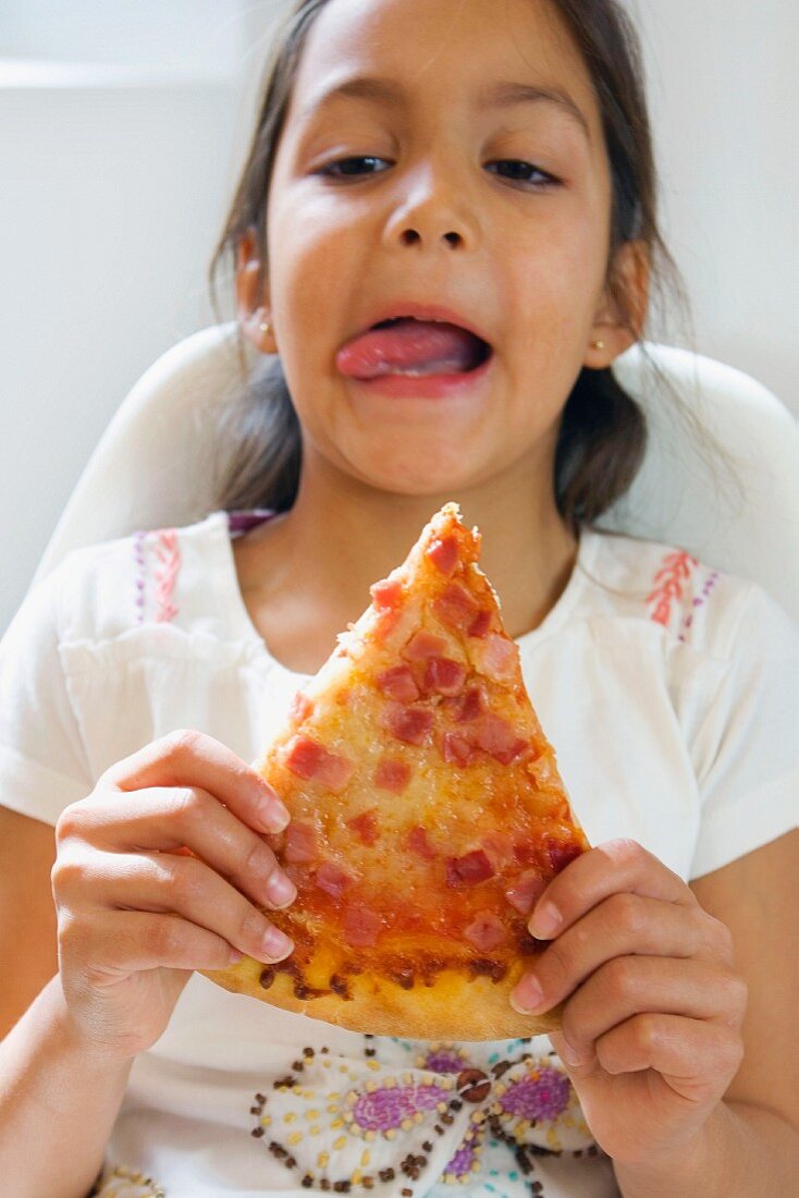 Mädchen mit einem Stück Pizza