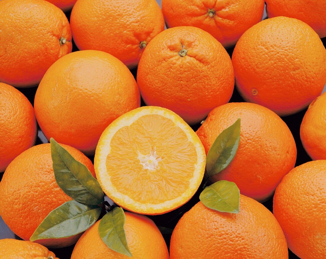 Viele Orangen (bildfüllend)