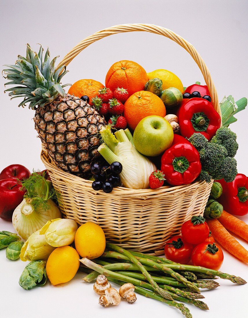 Verschiedene Gemüse- und Obstsorten im Einkaufskorb