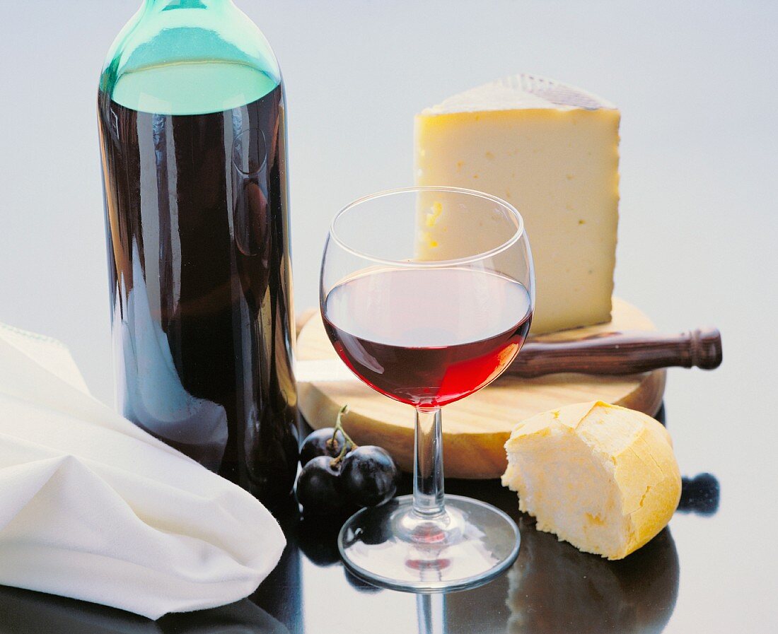 Rotwein und Käse