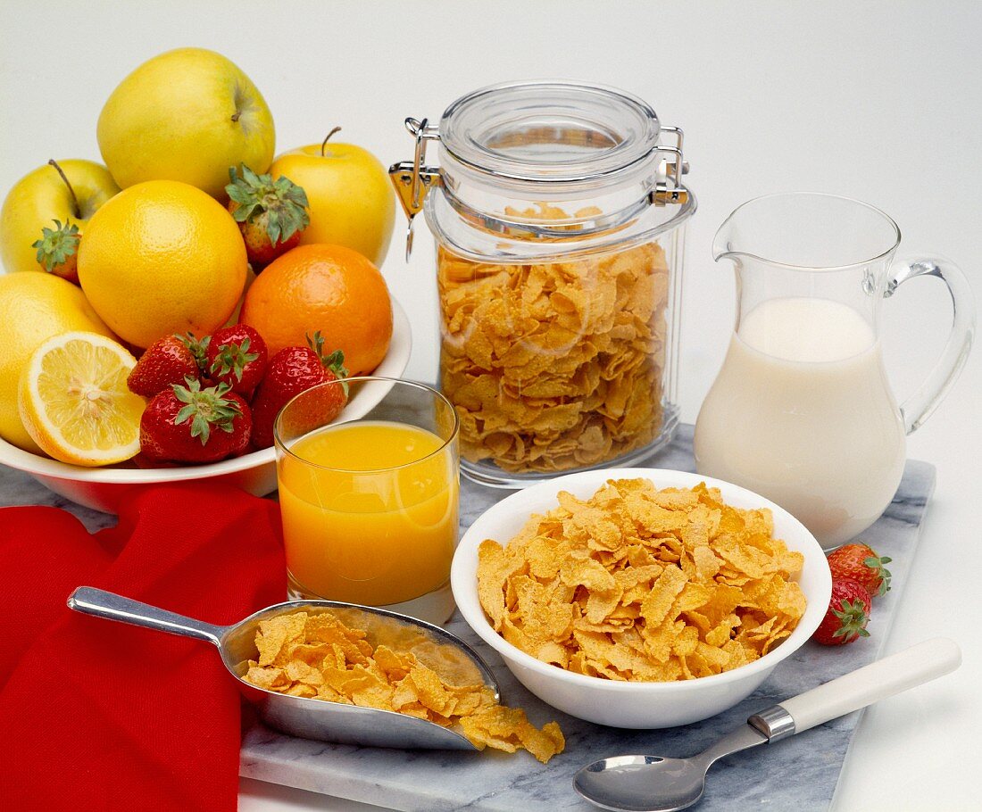 Vollwert-Frühstück mit Obst, Saft, Milch und Getreideflocken