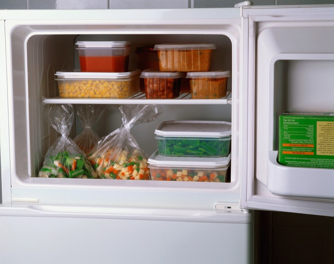 Lebensmittel in Plastikboxen verpackt im Gefrierfach