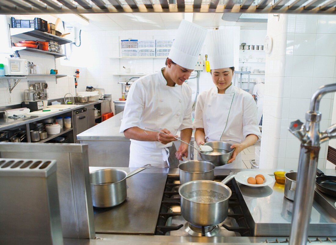 Köche kochen ein pochiertes Ei