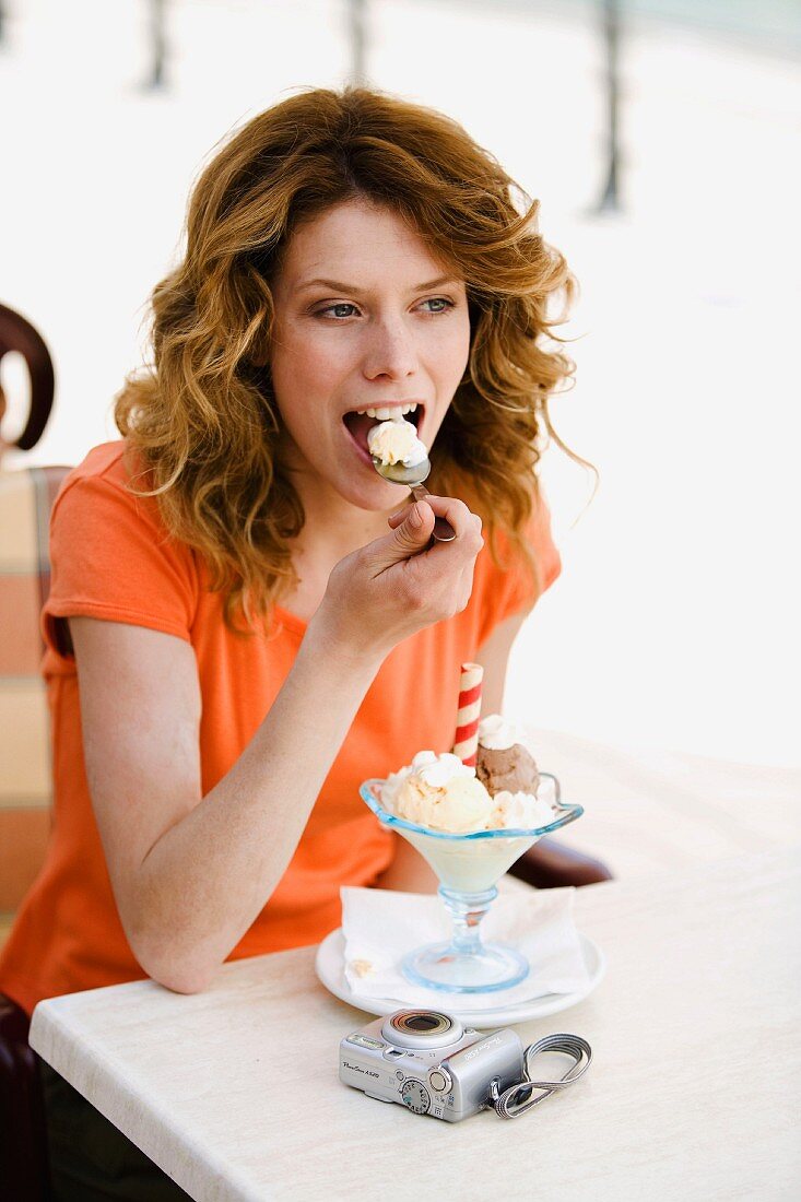 Frau beim Eis essen