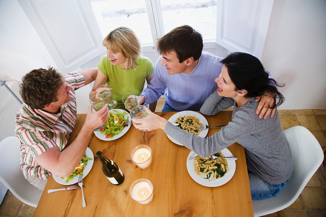 Zwei Paare beim Abendessen im Esszimmer