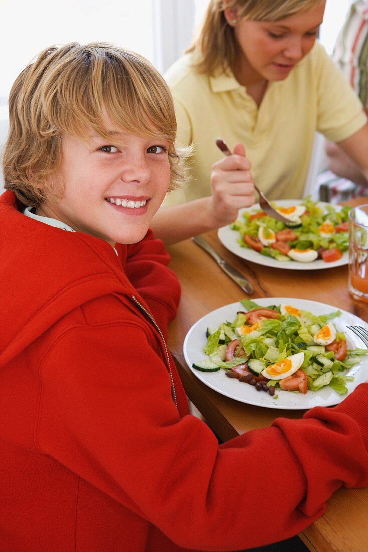 Familie beim Abendessen im Esszimmer