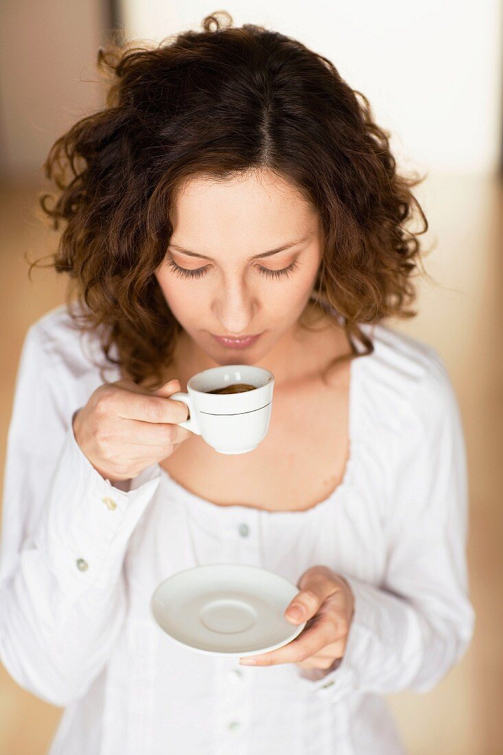 Frau trinkt eine Tasse Kaffee