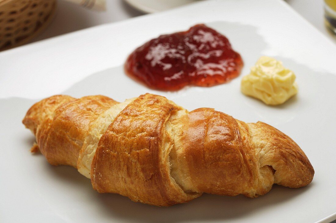 Croissant mit Marmelade und Butter