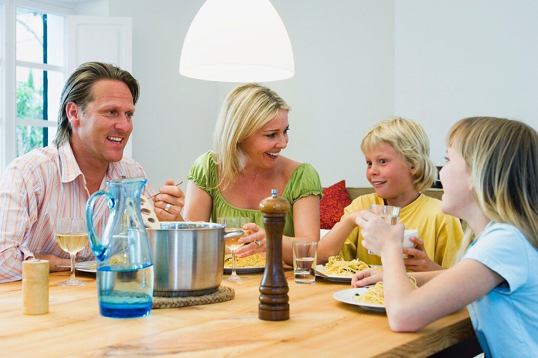 Familie beim Abendessen mit Spaghetti