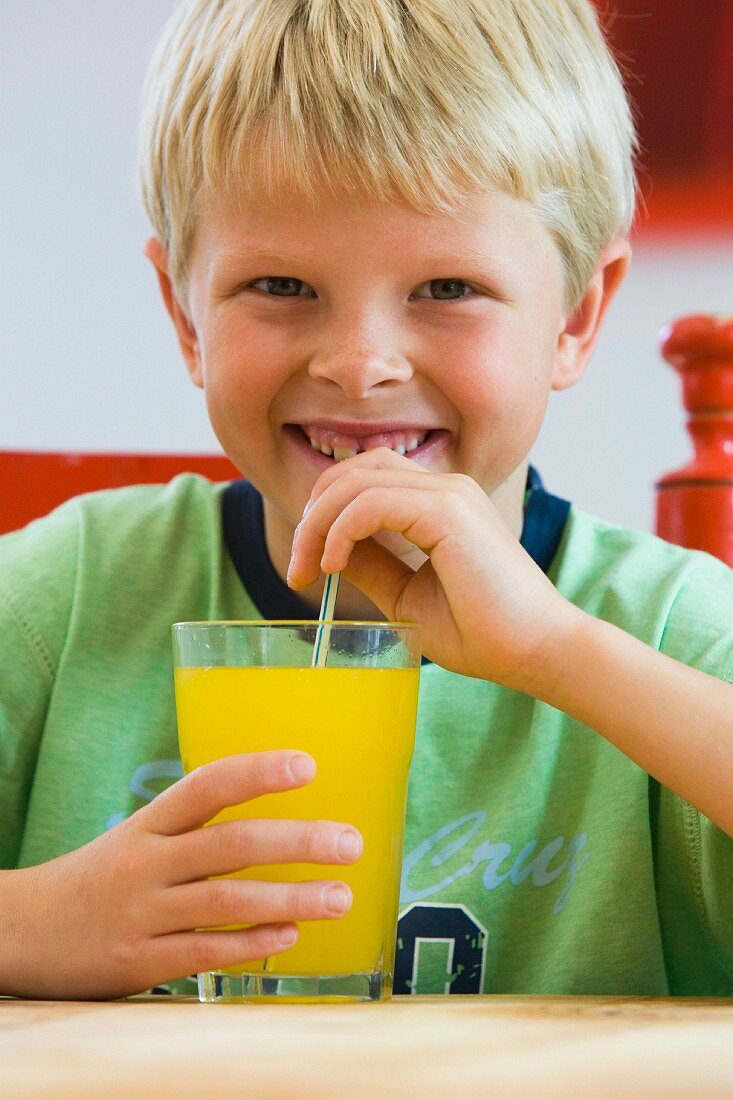 Junge mit einem Glas Limonade