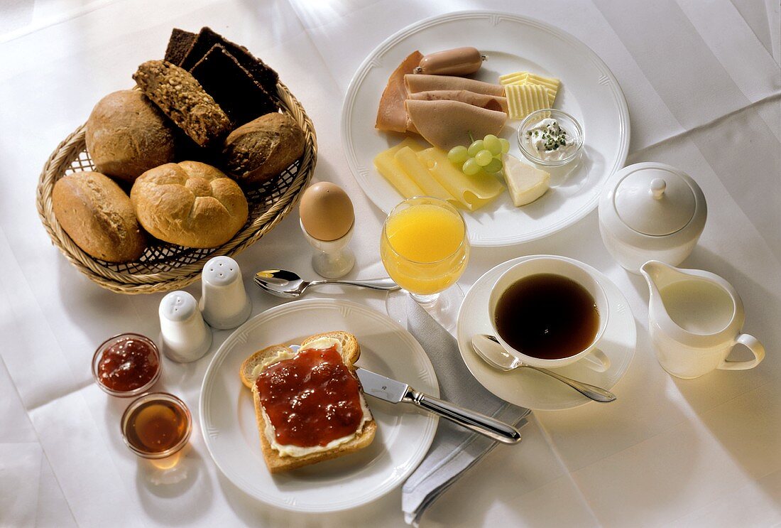 Frühstück mit Wurst; Käse & Marmelade