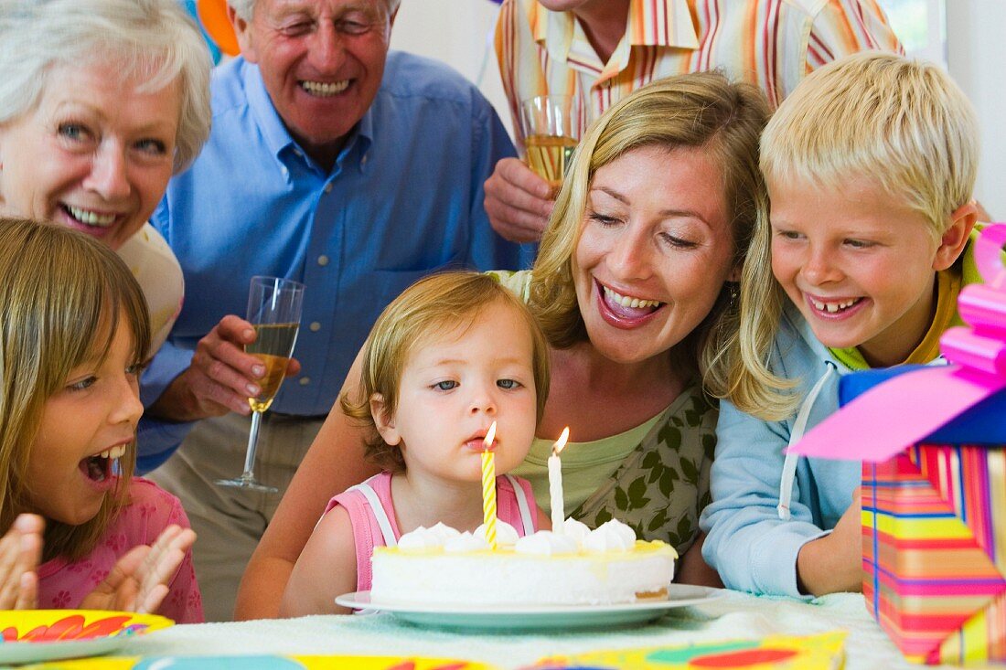 Geburtstagsfeier eines Kindes mit Familie
