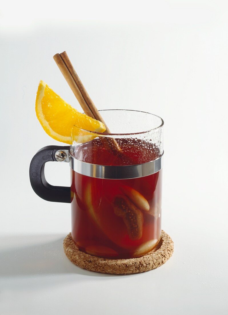 Red wine punch with apples and figs