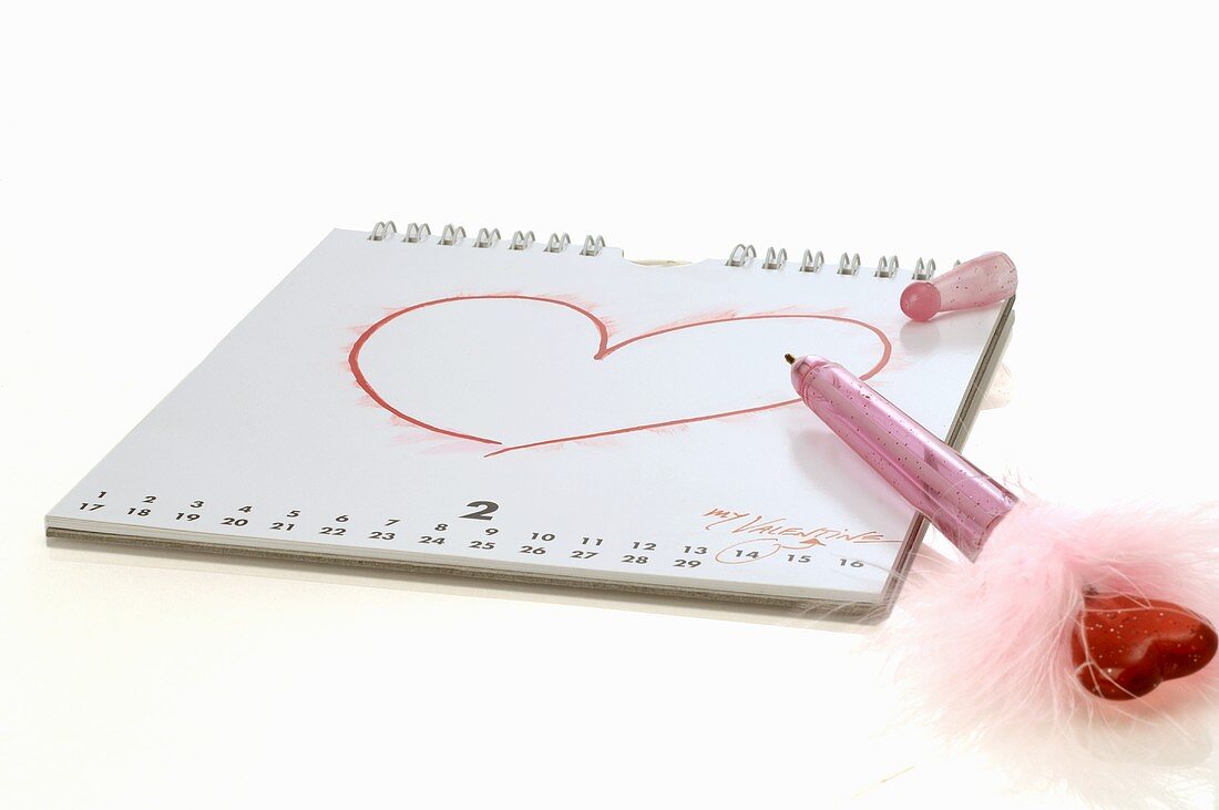 Valentinstag: Herz auf einen Kalender gemalt
