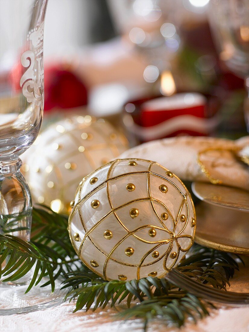 weiße Weihnachtsbaumkugel mit goldenem Muster