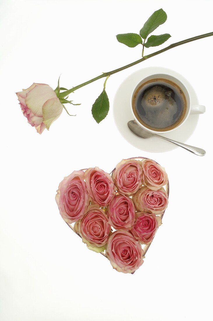 Herzförmige Schachtel mit Rosen und Kaffeetasse