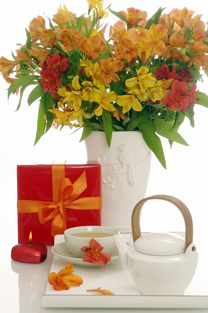 Blumenstrauss, Geschenk und Teetasse mit Kanne