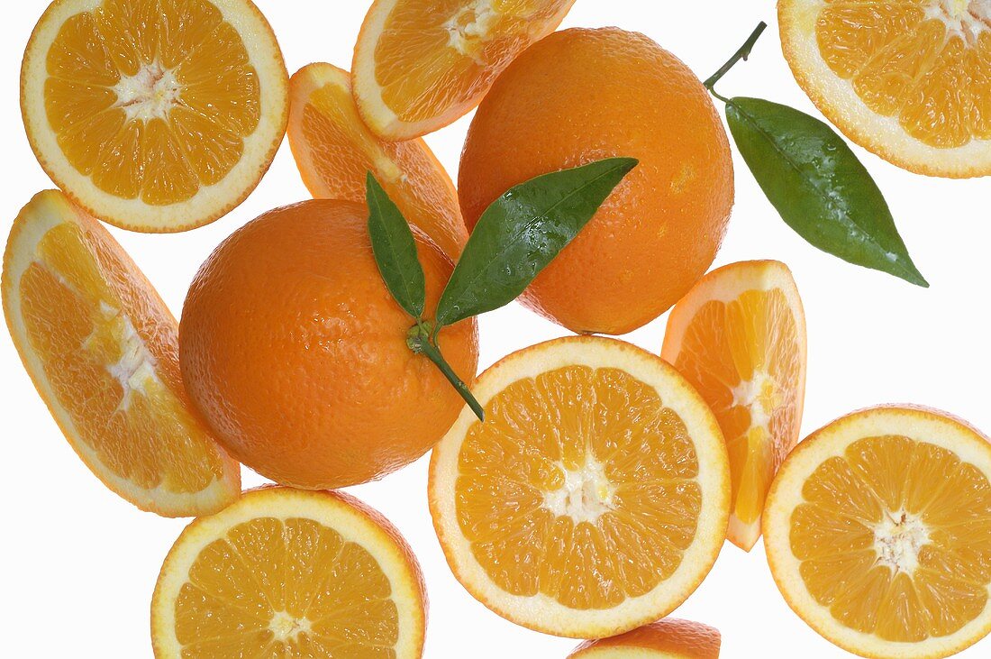 Orangen, ganz, halbiert und Schnitze