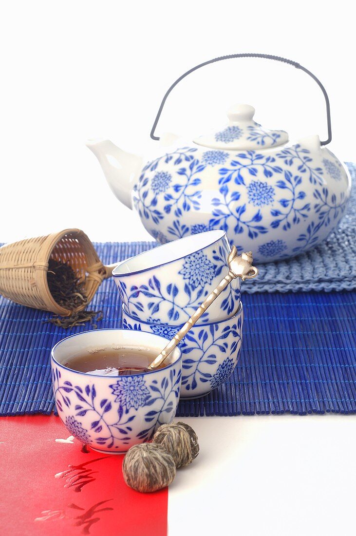 Blue and white patterned teaset (Asia)