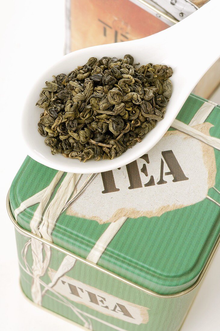Teedose und Porzellanlöffel mit Grünem Tee