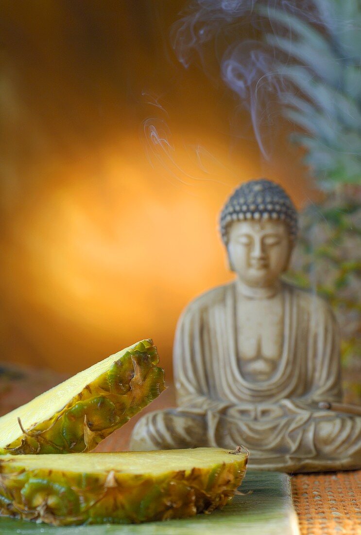 Ananas und Buddhafigur