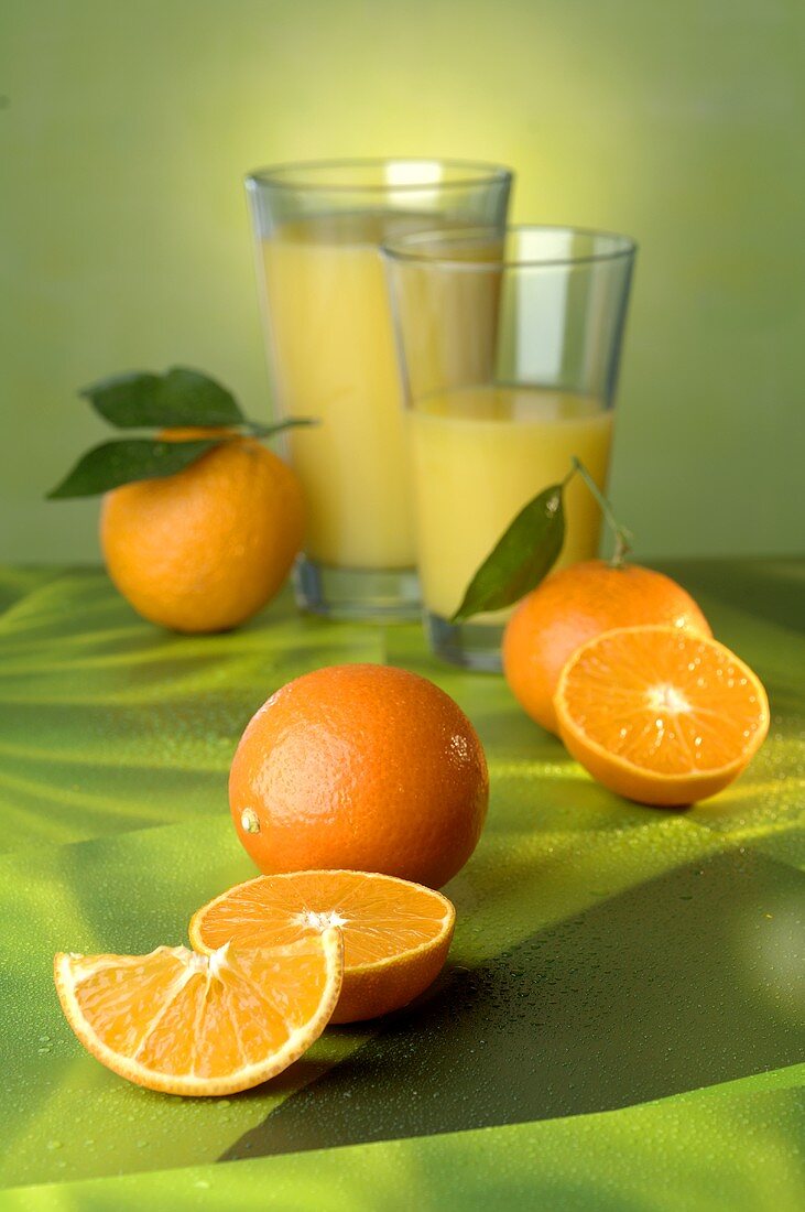 Orangen und zwei Gläser Orangensaft