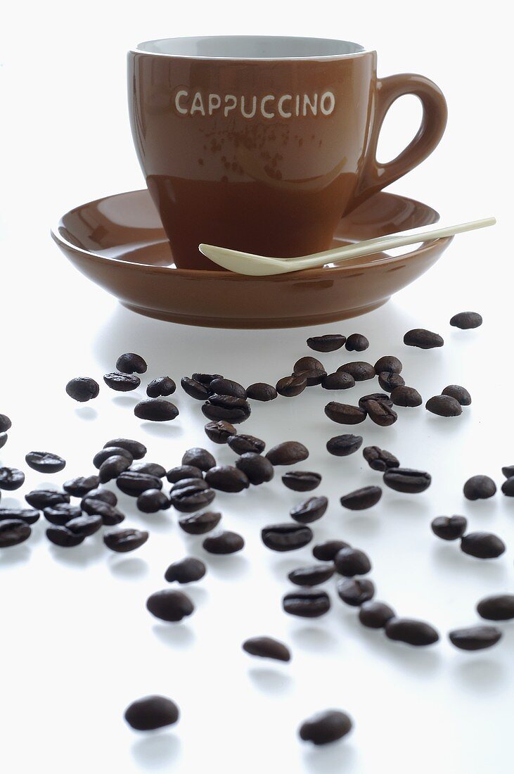 Cappuccinotasse und Kaffeebohnen