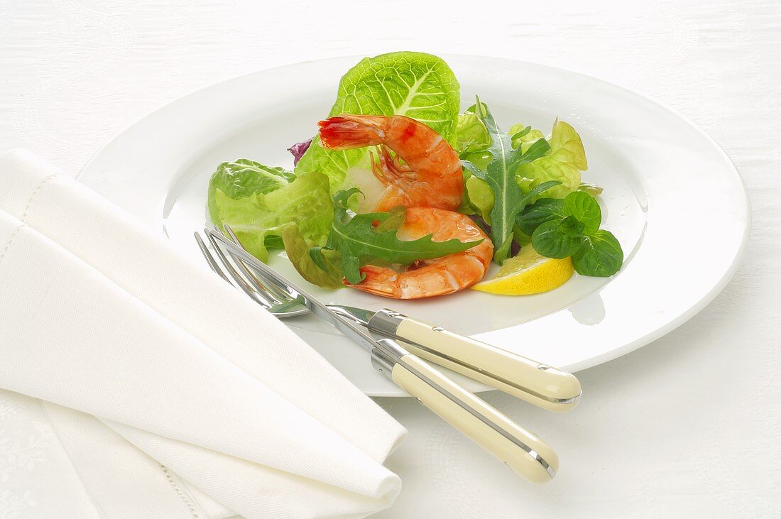 Blattsalat mit Shrimps und Zitrone