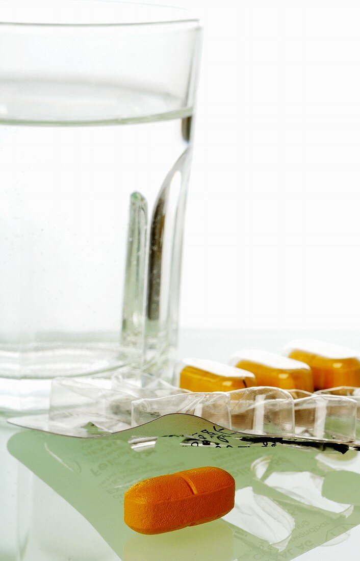Wasserglas und Tabletten