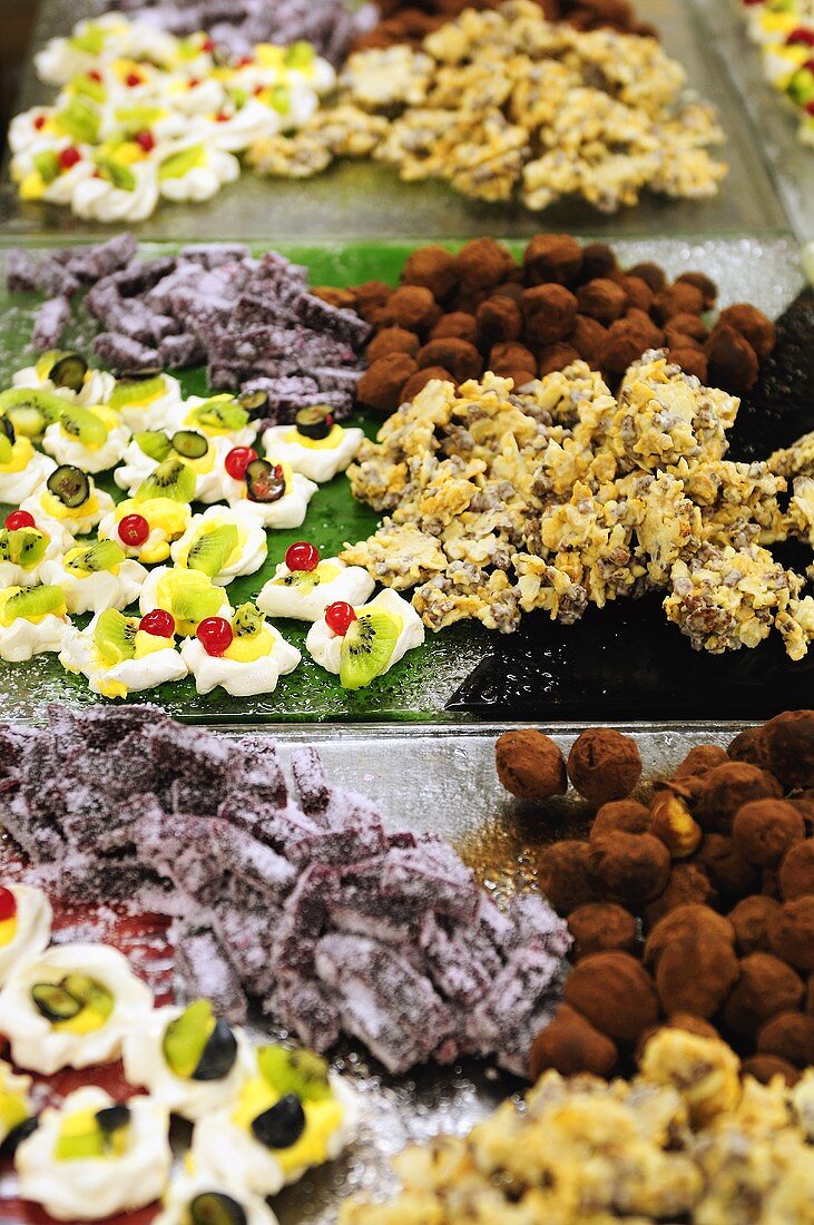 Verschiedene Pralinen und Petit fours auf einem Markt