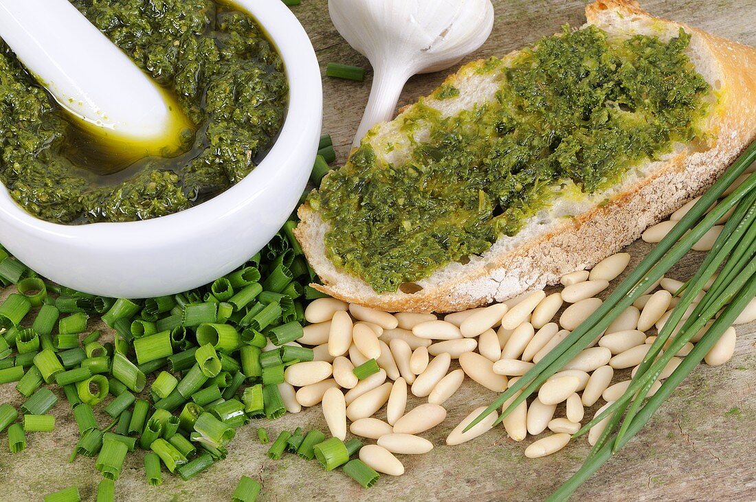 Brot mit Schnittlauchpesto, umgeben von Zutaten