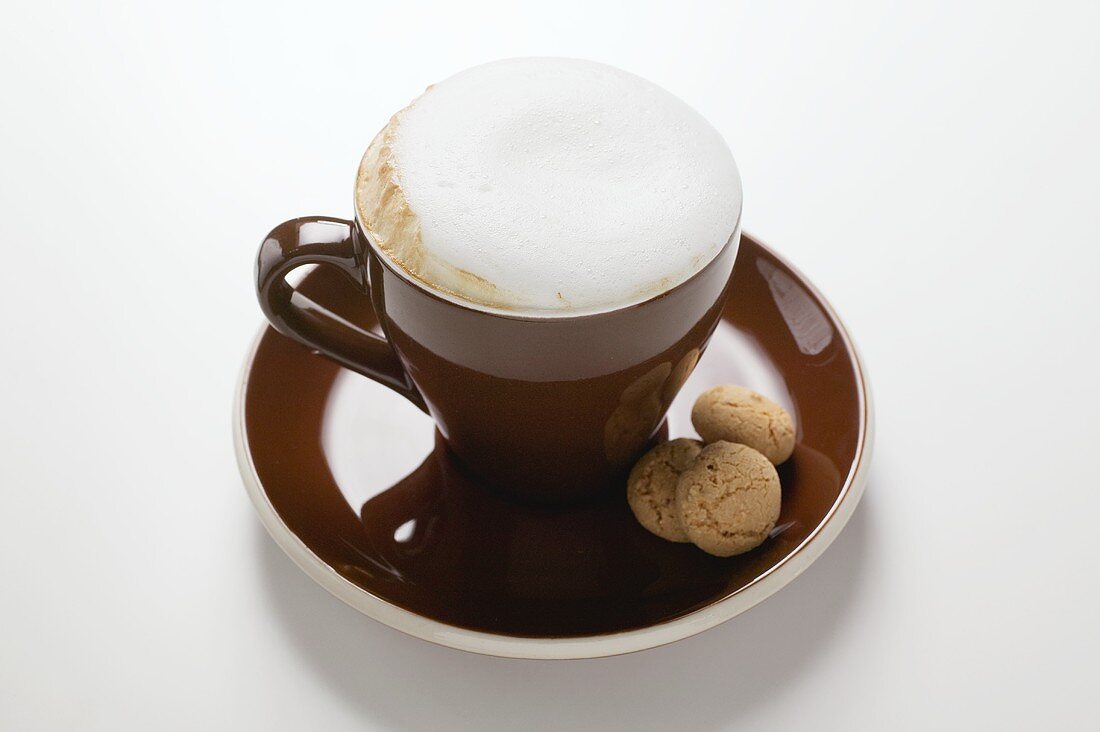 Tasse Cappuccino und Amaretti