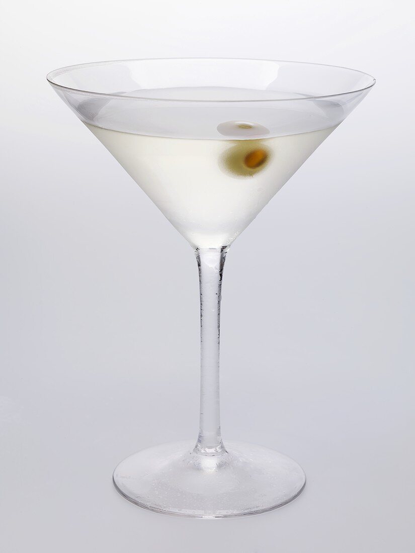 Martini mit grüner Olive im Glas