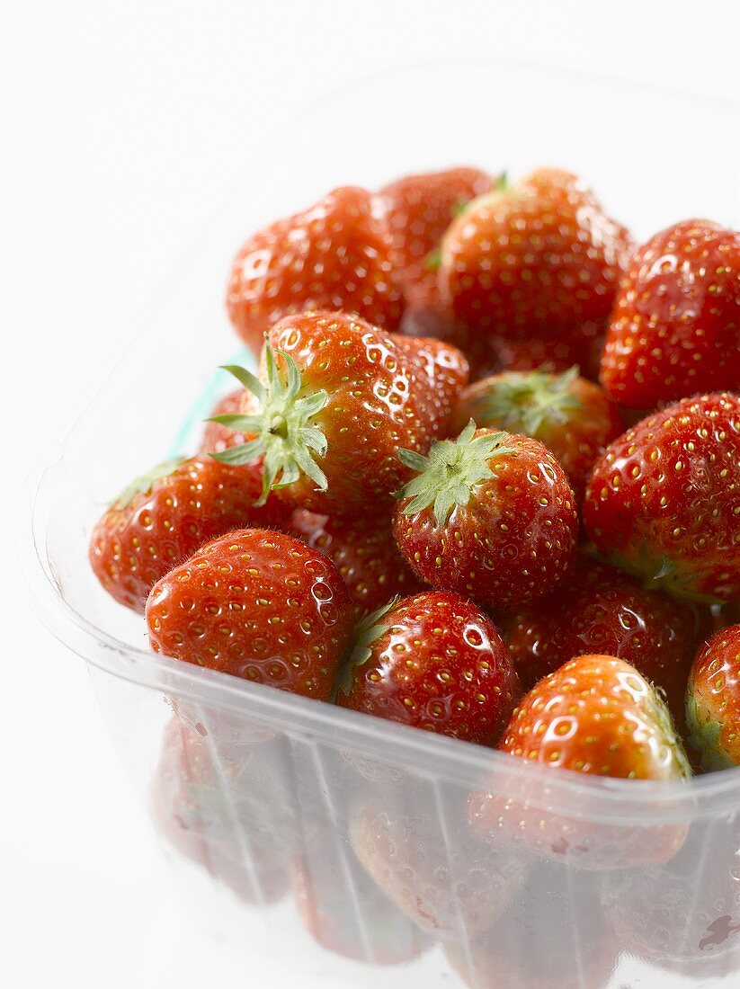 Erdbeeren in einer Plastikschale (Ausschnitt)