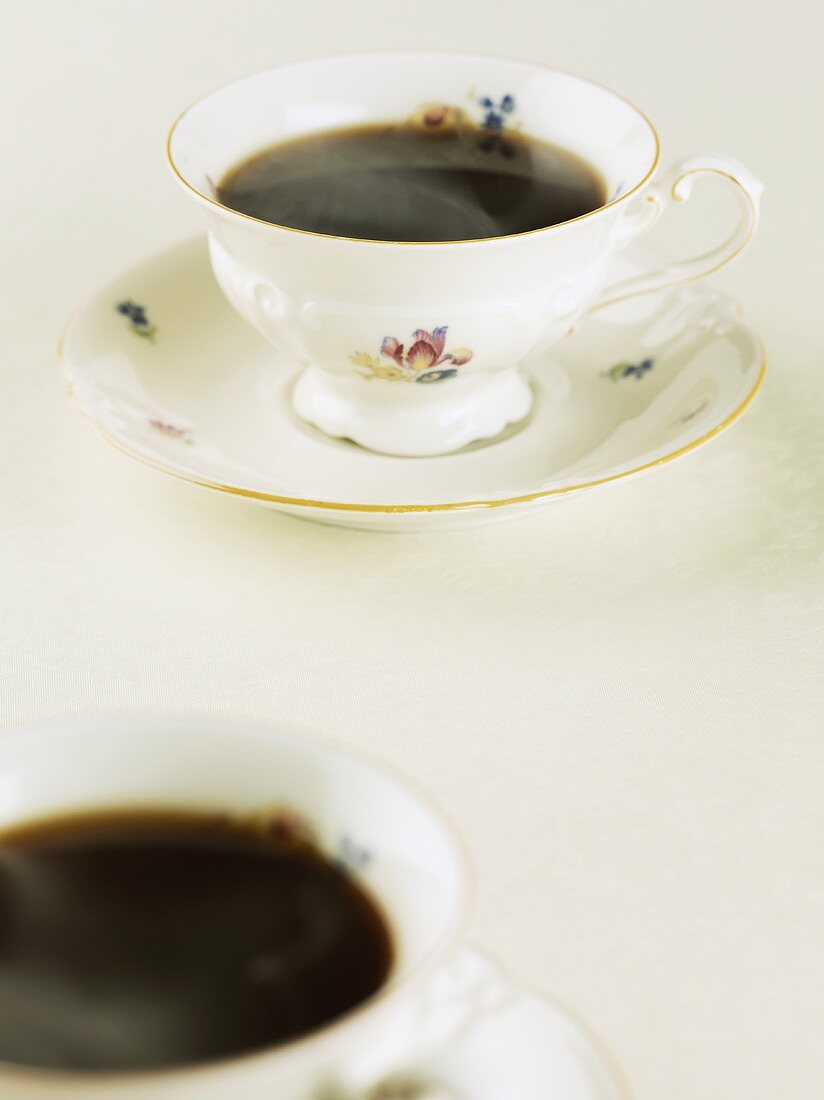 Zwei Tassen schwarzer Kaffee