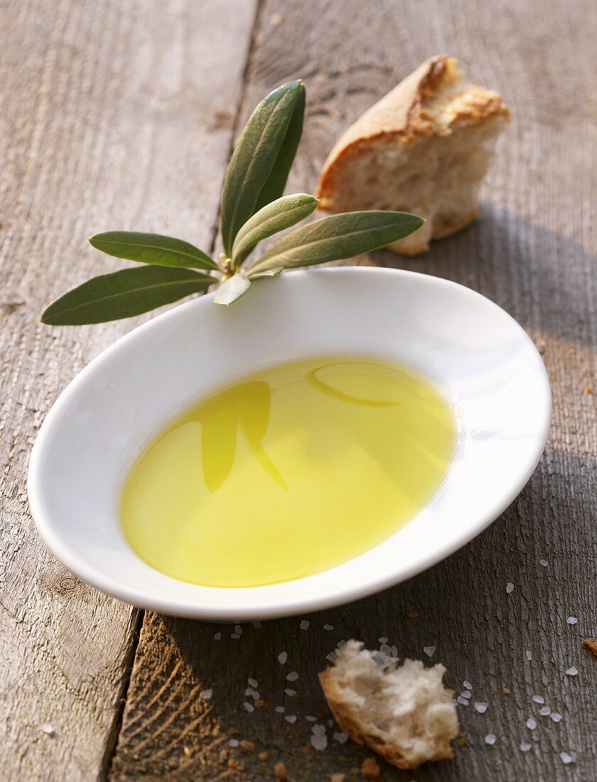 Ein Schälchen Olivenöl, ein Stück Brot & Meersalz