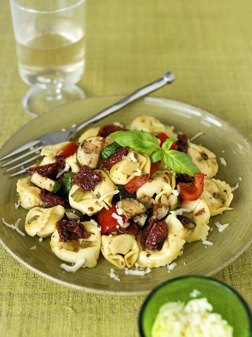 Tortellini mit Zucchini und getrockneten Tomaten