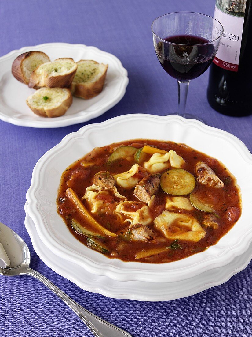 Italienische Wurstsuppe mit Tortellini