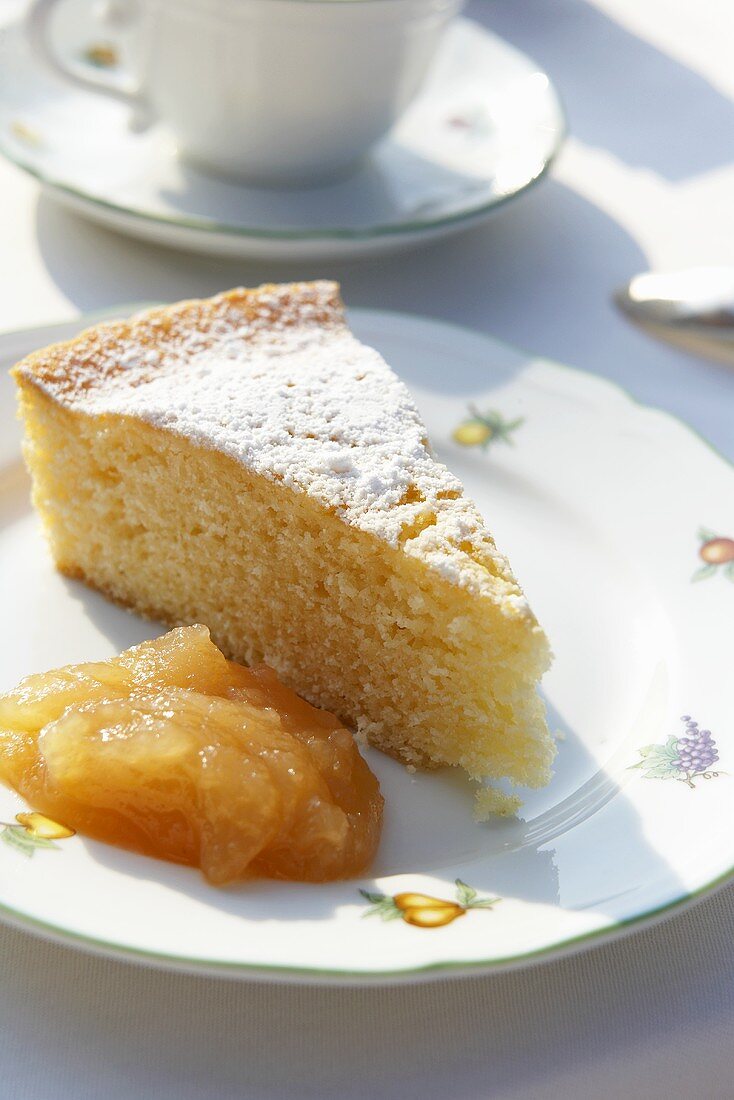 Ein Stück Zitronenkuchen mit Kompott