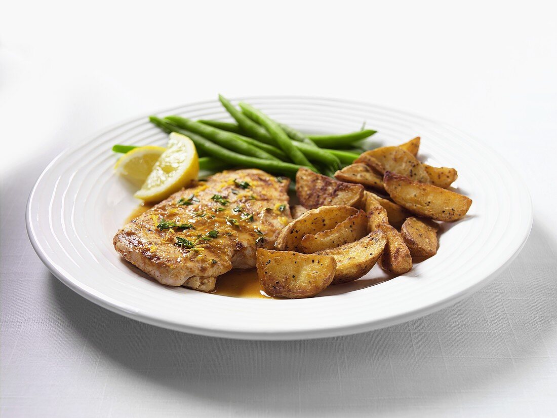 Hähnchenschnitzel mit Potato Wedges und grünen Bohnen