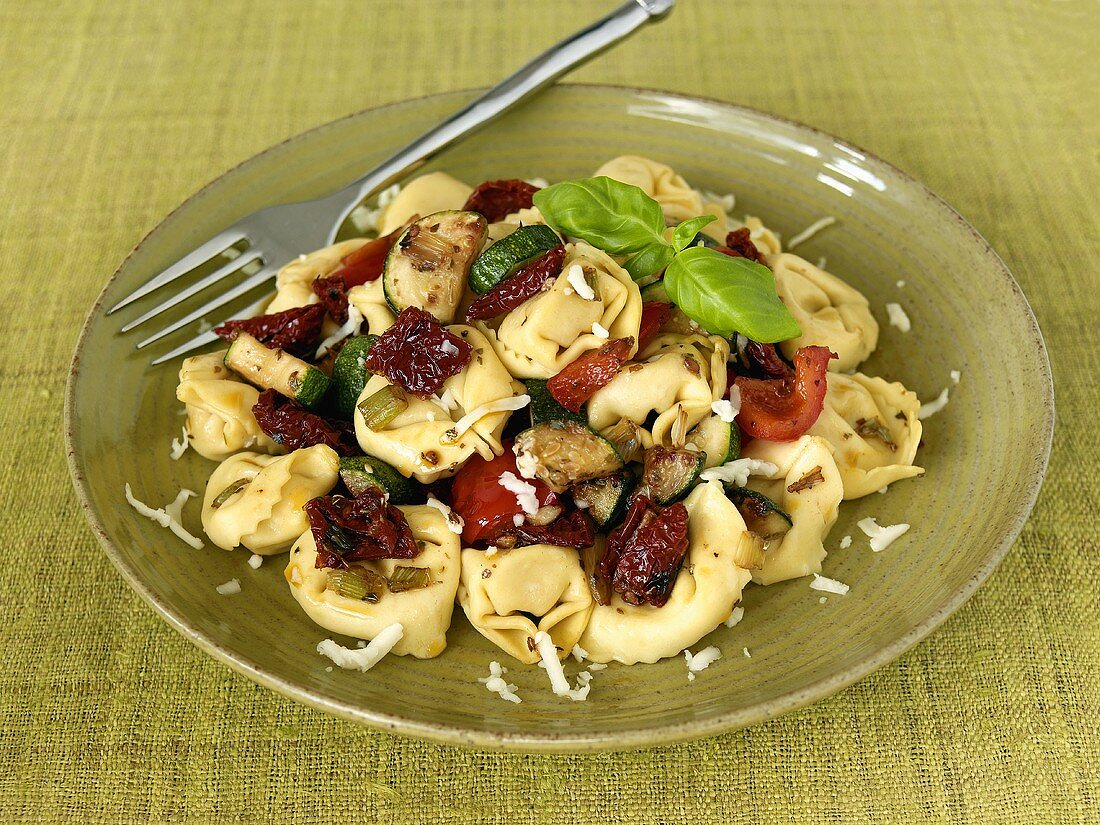 Tortellini mit Zucchini und getrockneten Tomaten